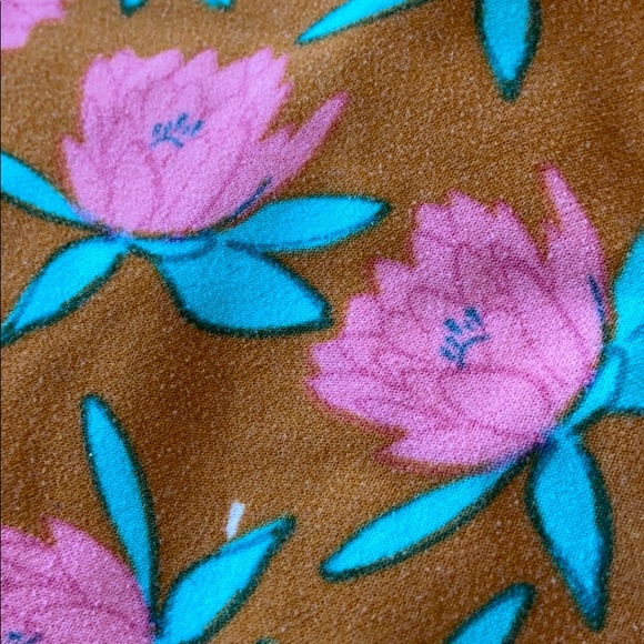 (Tall & Curvy) LuLaroe Water Lily Leggings - Picture 3 of 5